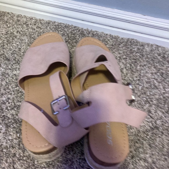 Shoes - Picture 4 of 4